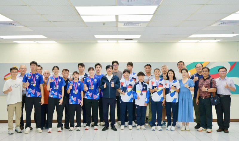 陳其邁(中)公開表揚高雄優秀高中選手並致贈獎勵金。   圖：高雄市政府/提供