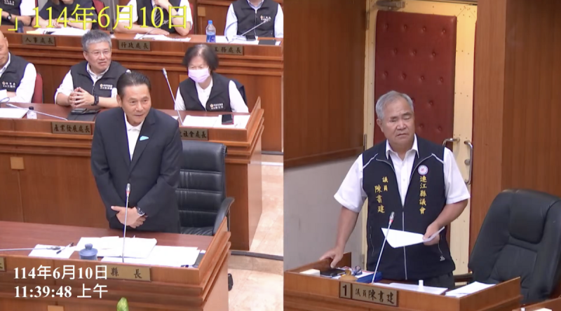 連江縣長王忠銘（左）備詢時說，中央給予15億補助款就願意加入民進黨。   圖：翻攝自連江縣議會YT
