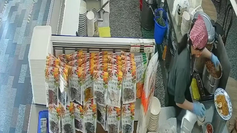 網友目擊回鍋油豆腐！台南老店「周氏蝦捲」遭稽查   圖：翻攝自Dcard