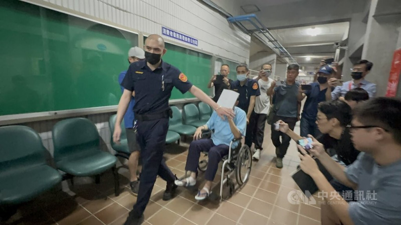 刑事局前警政監林明佐被控涉九州博弈集團案洩密，台中地院去年10月提訊林明佐，他坐輪椅、手被上銬、以紙張遮臉出庭。（中央社檔案照片）   
