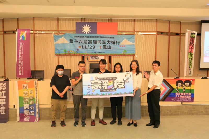 2025 高雄同志大遊行主題為「豪彩投 Voting with Pride」。   圖：高雄市民政局/提供
