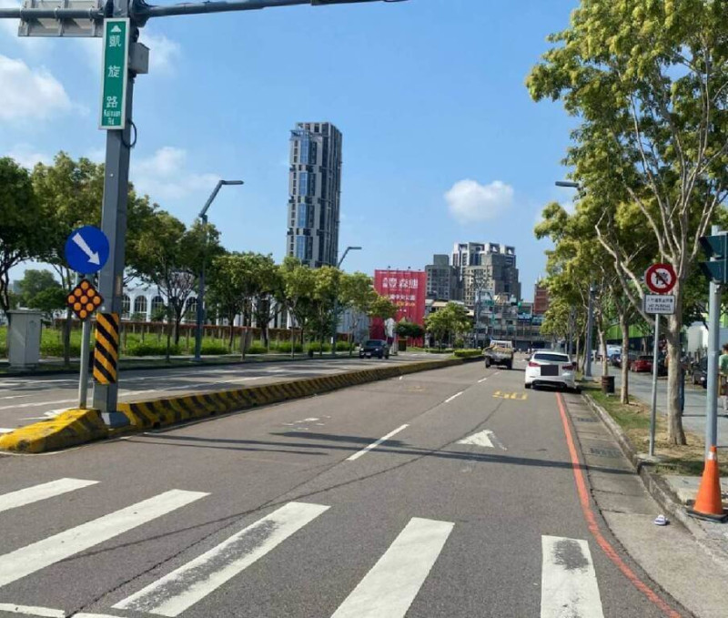 台中市25歲馮姓女子11日上午在西屯區大鵬路與凱旋路口牽狗行走斑馬線時，遭吳姓女子開車撞擊，當場失去呼吸心跳，送醫搶救後恢復生命跡象，目前仍在加護病房救治中。（民眾提供）中央社記者郝雪卿傳真  114年6月11日   