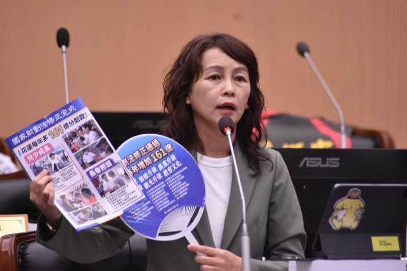 花蓮縣議員張美慧表示，傅崐萁的「反霸」扇子、文宣鋪天蓋地在花蓮散發，文宣上詳列這161億要怎麼花，質疑為什麼161億用途是傅崐萁決定？   圖：取自張美慧臉書