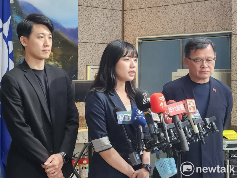 國民黨發言人楊智伃（圖中）、國民黨文傳會主委林寬裕（圖右）、國民黨副發言人鄧凱勛（圖左）。   圖：黃建豪/攝