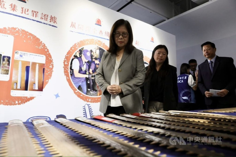 海洋委員會海洋保育署等單位11日在高雄市前鎮區舉辦記者會,現場展示30多支遭非法買賣的保育類物種鋸鰩產製品(俗稱鯊魚劍)及鋸鰩牙齒,海委會主委管碧玲(前)呼籲守護海洋生物生命權。中央社記者張已亷攝 114年6月11日