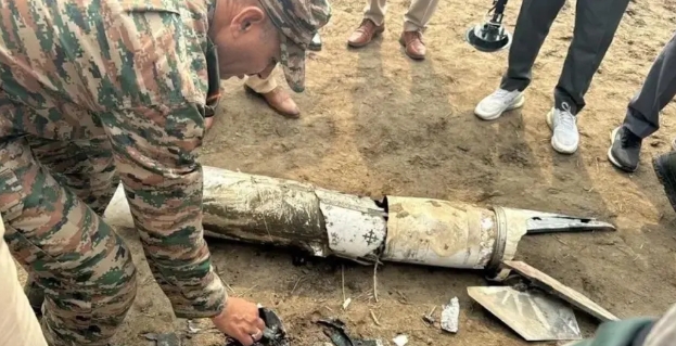 印巴空戰後,印軍發現的霹靂-15(PL-15)殘骸。 圖 : 翻攝自藍星筆記 印巴空戰後,印軍發現的霹靂-15(PL-15)殘骸。 圖 : 翻攝自藍星筆記
