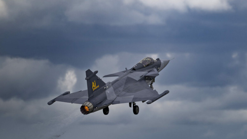瑞典紳寶JAS-39（Gripen）「鷹獅」戰鬥機最新型號（E型）成功搭載AI人工智慧「Centaur」，展現即時數據整合與目標追蹤能力。   圖：翻攝Saab AB官網