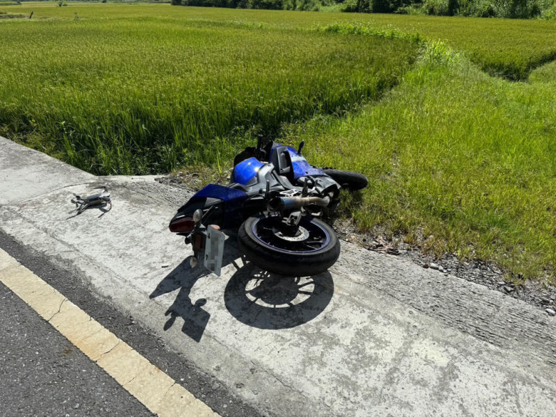 花蓮縣卓溪鄉19歲陳姓男子11日騎乘機車搭載17歲吳姓女友，行經台9線玉里鎮大禹段時，疑搶快與曳引車發生碰撞，陳男頭部與胸部受傷，吳女顱內出血，2人已轉送花蓮慈濟醫院救治。（民眾提供）中央社記者李先鳳傳真  114年6月11日   
