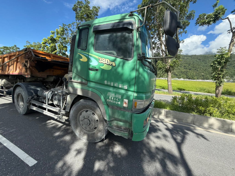 花蓮縣警察局玉里分局表示,11日上午接獲報案,指台9線發生交通事故,初步了解,19歲陳姓男子騎乘機車搭載17歲吳姓女子,與由無名巷右轉進入台9線的曳引車發生碰撞,雙載機車騎士傷重送醫。(民眾提供)中央社記者李先鳳傳真 114年6月11日