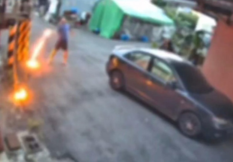 嘉義縣太保市葉姓男子涉嫌在11日清晨點燃裝汽油的罐子，朝鄰居家2樓投擲幸未釀災。警方循線找到葉男時，他情緒極度不穩，且有自傷之虞，隨即通知消防隊派救護車將人強制送醫。（警方提供）中央社記者蔡智明傳真  114年6月11日   