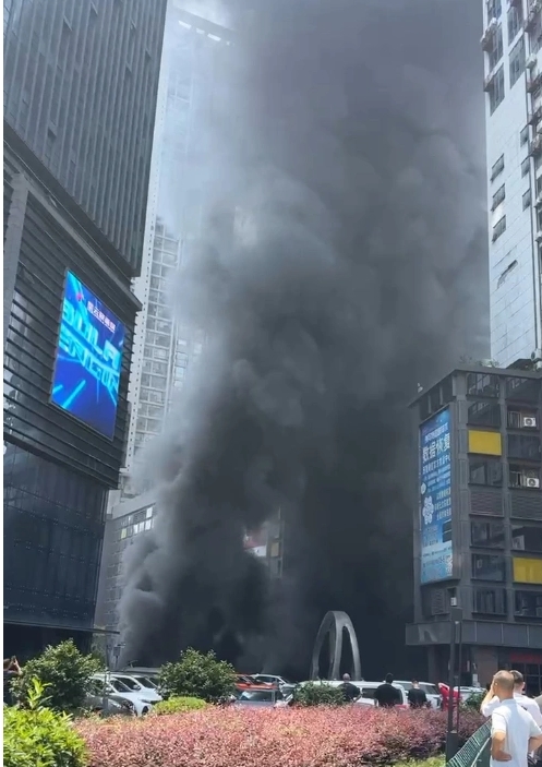 中國重慶石橋鋪今 ( 11 ) 日發生大火,現場影片顯示,起火處濃煙滾滾。 圖 : 翻攝自新黃河