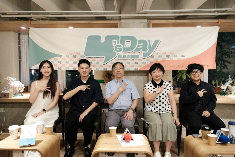 Y’s Day「週三青年日」11日晚上舉辦第109場「語言的未來式與行動者的現在式——打造台語日常的100種行動提案」。舞台上由左至右依序為温若喬、林欣安、陳俐甫、許慧如、胡瀚雯。   圖：Y’s Day「週三青年日」提供