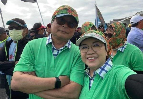 行政院南部聯合執行中心副執行長陳慧玲（右）和丈夫蔡燈財涉貪，被澎湖地方法院裁定羈押禁見。   圖：翻攝陳慧玲臉書