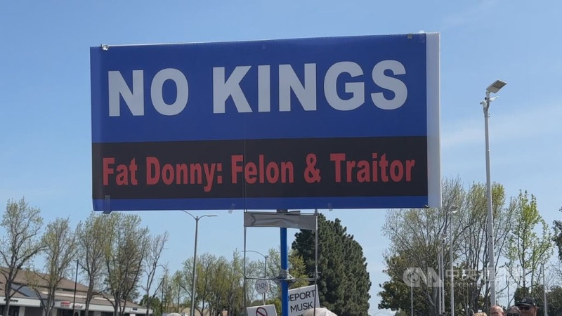 美國示威者計畫於14日在各地舉行逾1500場「無王日」（No Kings Day）抗議活動。圖為加州民眾反特斯拉（Tesla）示威，攝於3月29日。中央社記者張欣瑜舊金山攝 114年6月12日   圖：中央社提供