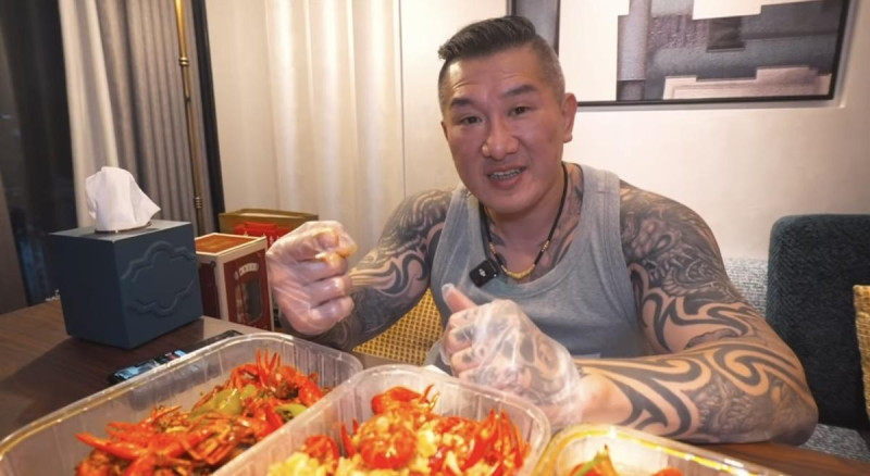 館長在中國直播突然不敢問候別人老母，引發議論。   圖：翻攝自館長惡名昭彰臉書