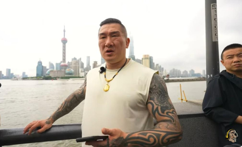 館長在中國上海外灘大讚建築保持得很好，竟說「台灣921大地震當年死整片」許美華砲轟，為了討好中國踐踏台灣人，會有報應的。   圖：截自館長惡名昭彰YT