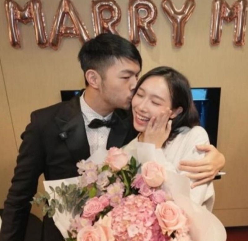 劉璞（右）近期首度談到未婚夫陳大天逃兵案。   圖：翻攝自陳大天IG