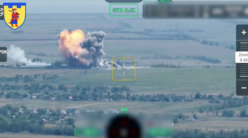 烏軍精準打擊俄軍的彈藥庫,現場火光沖天、濃霧久久無法消散。 圖:擷取自 OSINTtechnical 的 X