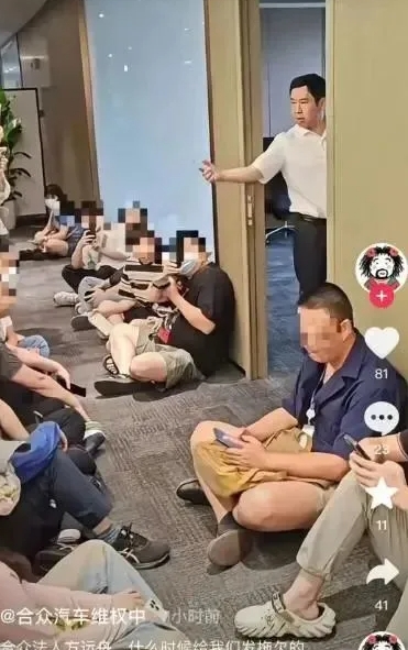 哪吒汽車董事長兼 CEO 方運舟(站立者)質問討薪員工 :「你們這是做什麼？」    圖 : 影片截圖