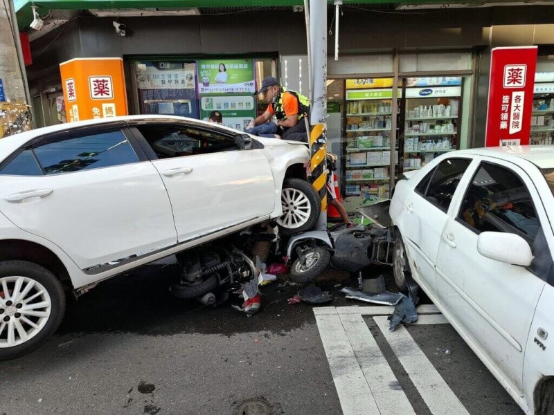 雲林縣虎尾鎮去年9月發生多車追撞事故，共造成6人受傷。（雲林縣消防局提供）   