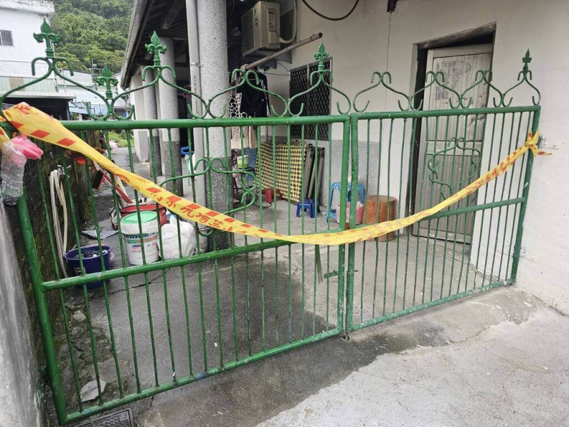 花蓮縣萬榮鄉西林村陳姓男子11日與吳姓友人相約喝酒，疑因酒後起口角，持刀刺死吳男。警方獲報後，現場逮捕陳男，陳男酒意退去坦承犯案，12日上午才完成筆錄，將移送花蓮地檢署偵辦。（民眾提供）中央社記者張祈傳真  114年6月12日   