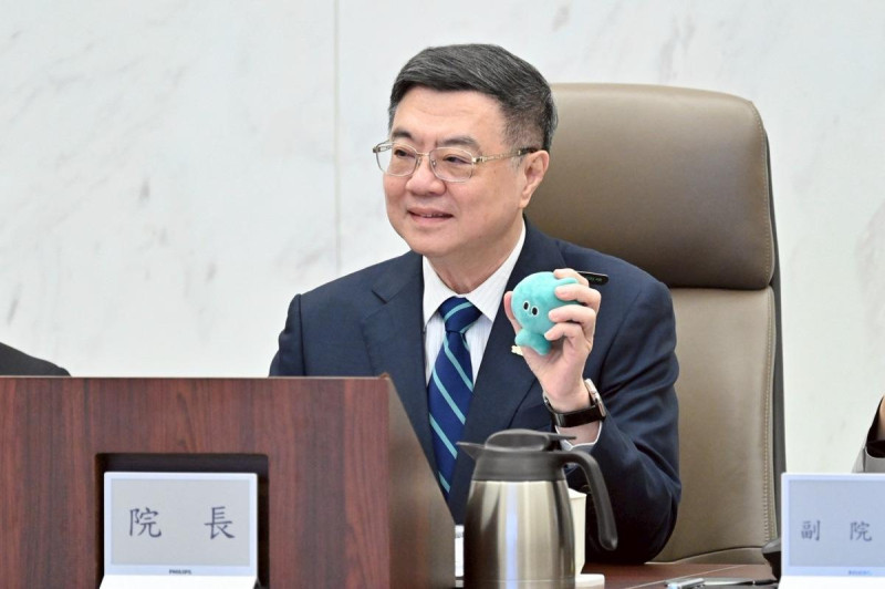 行政院長卓榮泰今（12）天主持行政院會。圖為文化部長小野帶來很夯的 a-We 可愛吉祥物來陪伴大家開會，因為即將在日本大阪舉辦的「We TAIWAN 臺灣文化in大阪．關西世博」系列活動，正式邁入倒數50天。   圖：行政院提供