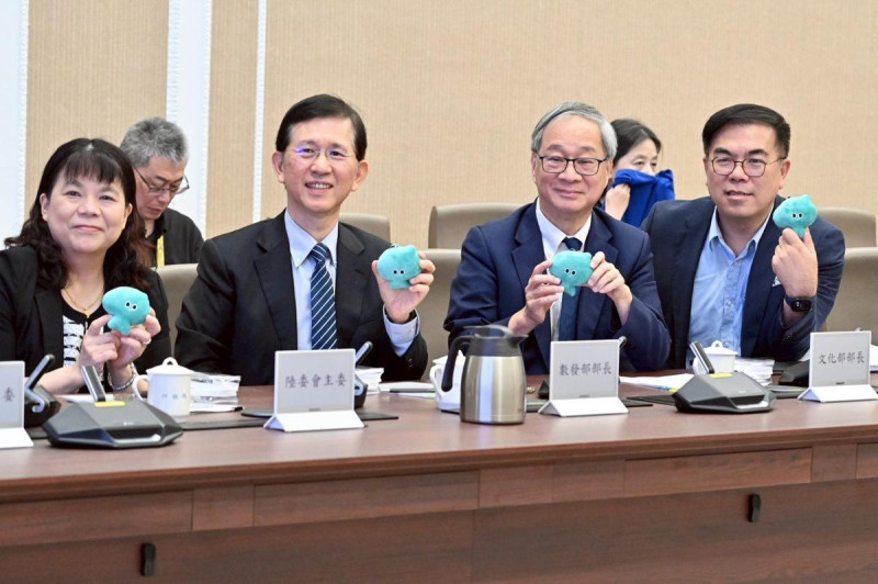 文化部長小野今(12)天帶來很夯的 a-We 可愛吉祥物來陪伴大家開院會,因為即將在日本大阪舉辦的「We TAIWAN 臺灣文化in大阪.關西世博」系列活動,正式邁入倒數50天。 圖:行政院提供