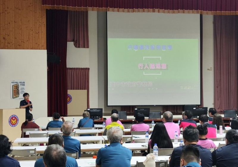 為加強行人交通安全意識，台中市警察局製作2支行人安全宣導影片，並持續與民政及社政機關共同宣導，一同至樂齡中心、關懷據點等高齡者聚集場所播放宣導影片，期能建立正確用路觀念。（警方提供）中央社記者郝雪卿傳真  114年6月12日   