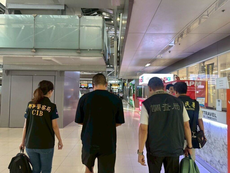 運輸5公斤第三級毒品愷他命入台的男子黃立為（前中）113年經最高法院判刑10年6月定讞，入監執行前潛逃海外遭檢方通緝。法務部調查局12日下午將自泰國押解黃立為返台歸案。（調查局提供）中央社記者謝幸恩傳真  114年6月12日   