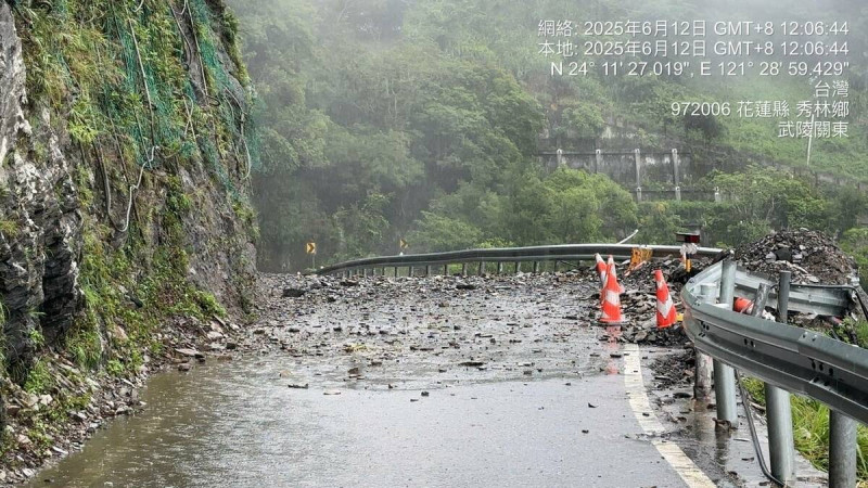交通部公路局表示，受間東部地區規模6.4地震，及熱帶性低氣壓帶來的豪雨影響，中橫公路台8線157.5K豁然亭路段，遭落石封路。   圖：公路局／提供