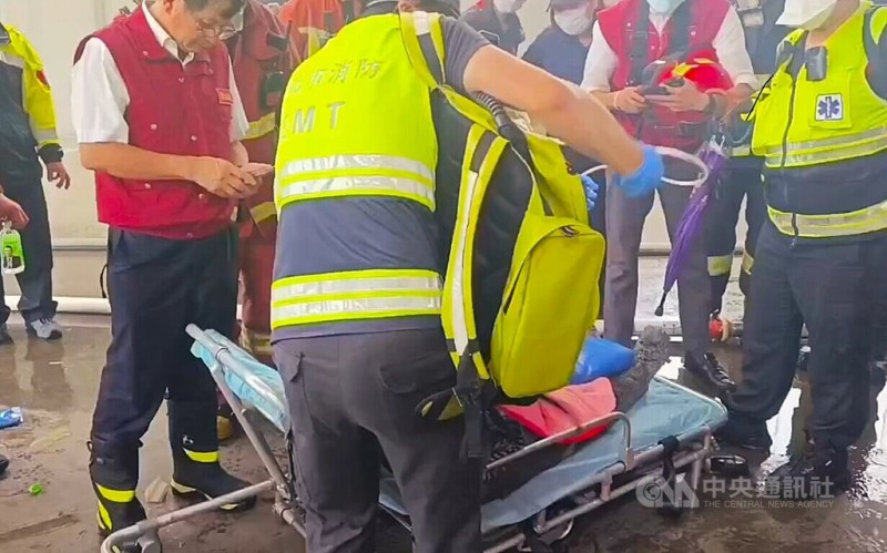 新北市林口區宏昌街某工廠12日上午發生火警，警消獲報前往搶救，搜索火場後成功發現躲在廁所的失聯泰籍勞工，所幸僅有輕傷，送醫無大礙。（翻攝照片）中央社記者王鴻國傳真  114年6月12日   
