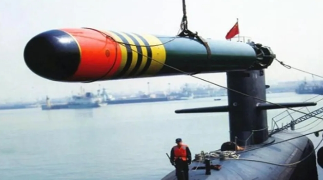 解放軍潛艦安裝魚雷。 圖 : 翻攝自栗子評述 解放軍潛艦安裝魚雷。 圖 : 翻攝自栗子評述