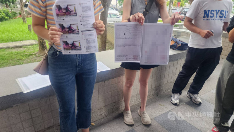 高雄仁武某幼兒園家長指控5歲女童疑遭3名男童持物品侵犯下體受傷，女童家長12日至高雄地檢署出示相關資料，並表示要提告教育局、園方。中央社記者洪學廣攝  114年6月12日   