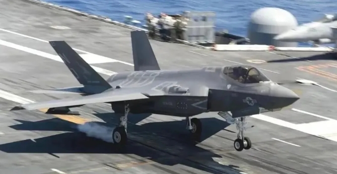美軍F-35戰機從航空母艦上起飛。 圖 : 翻攝自地球往事