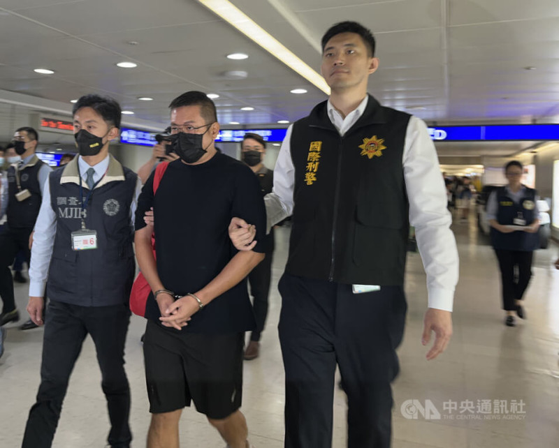 外逃通緝犯黃立為涉從泰國運毒來台，被判刑10年6月定讞後潛逃海外，12日在法務部調查局人員押解下回到台灣。中央社記者葉臻攝  114年6月12日   