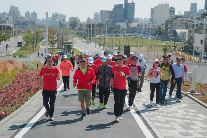 鳳山慢跑協會與各跑團共同完成「走跑高雄2.0」第一跑。 圖:高雄市運發局/提供