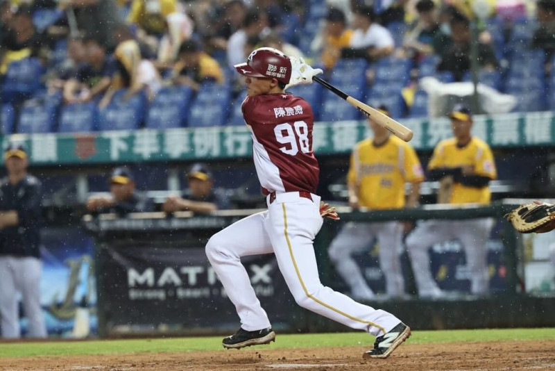 中華職棒樂天桃猿隊陳晨威（圖）12日例行賽4局上半敲出安打，成功延續連續安打場次到33場，追平中職史上最長紀錄與亞洲紀錄。（樂天桃猿隊提供）中央社記者楊啟芳傳真 114年6月12日   