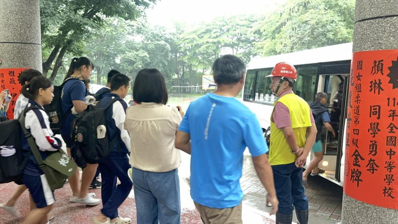 桃源國中學生撤離學校。 圖:高雄市民政局/提供