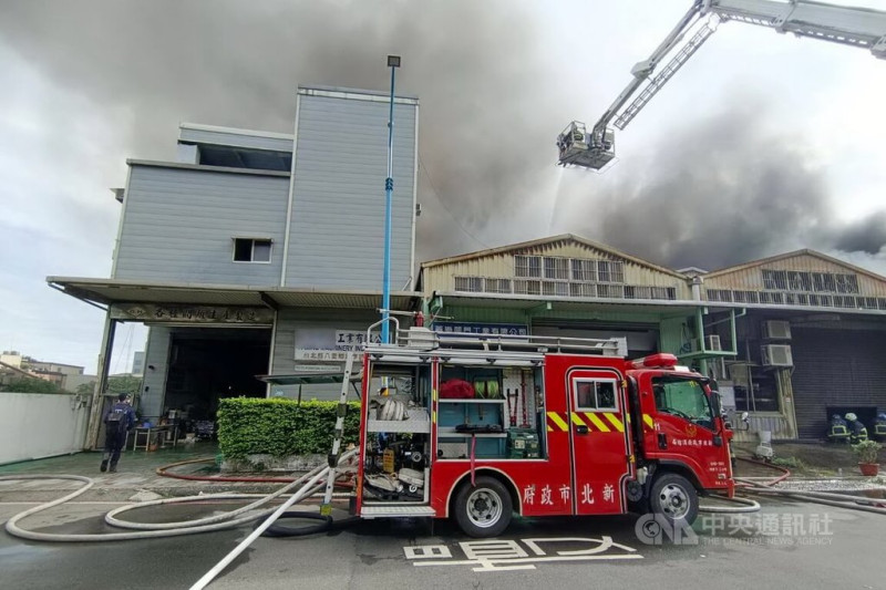 新北市八里區忠孝路工廠區13日上午發生火警，消防局說明總計波及5間工廠，經出動200多人搶救後撲滅火勢。（翻攝畫面）中央社記者黃旭昇新北傳真  114年6月13日   