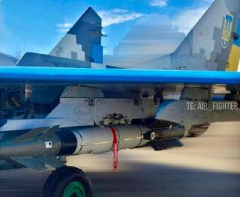 烏軍Mg-29戰機下掛載了500磅的法製AASM導彈。 圖 : 翻攝自 X / OSINTtechnical