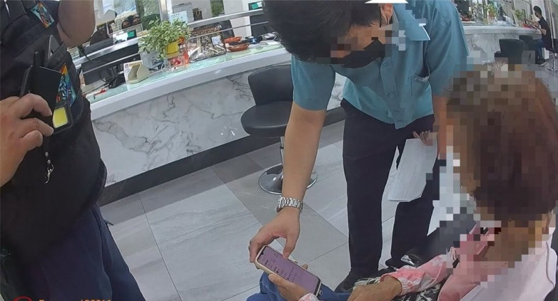 台中市1名婦人收到兒子的訊息稱已購買按摩椅作為禮物，希望先代墊匯款新台幣48萬元，警方獲報到場，與婦人兒子聯繫後發現是騙局，助婦人保住存款。（民眾提供）中央社記者郝雪卿傳真  114年6月13日   