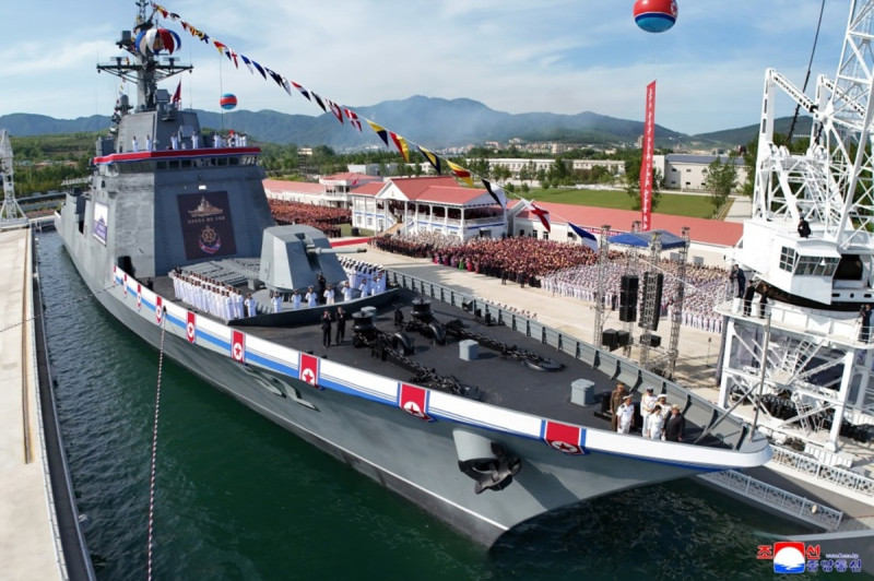 北韓海軍12日在羅津造船廠舉行驅逐艦下水典禮，該船是5月21日在清津造船廠下水儀式中發生側翻事故的艦艇。   圖：翻攝朝中社