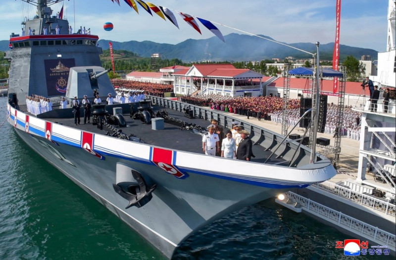 北韓海軍12日在羅津造船廠舉行驅逐艦下水典禮,領導人金正恩攜愛女金主愛出席。 圖:翻攝朝中社