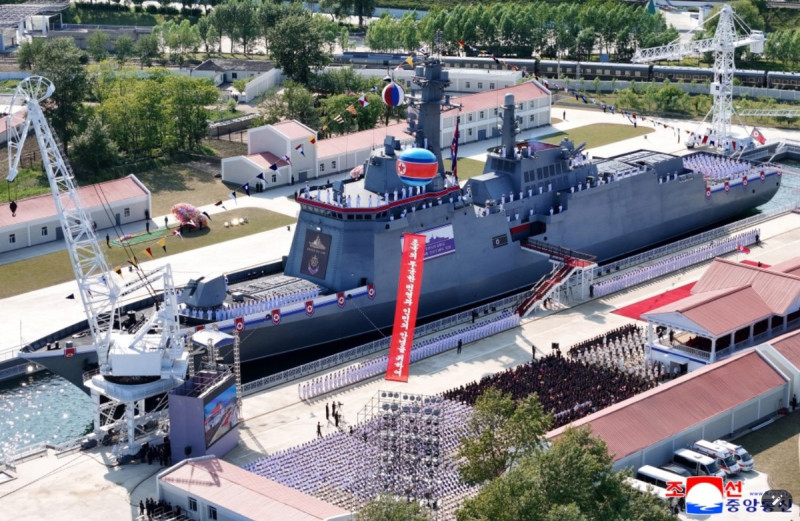 5月21日在清津造船廠下水儀式中發生側翻事故的艦艇,6月12日成功「再」下水。 圖:翻攝朝中社