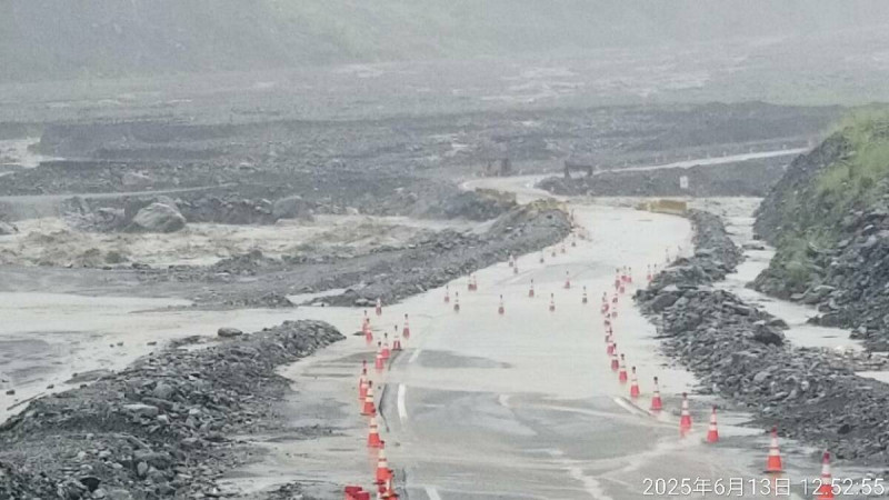 因荖濃溪河水瀑漲夾帶土石沖擊，勤和至復興河床涵管便道於昨下午12時45分遭沖毀約100公尺，道路中斷，人、車無法通行。   圖：交通部公路局／提供