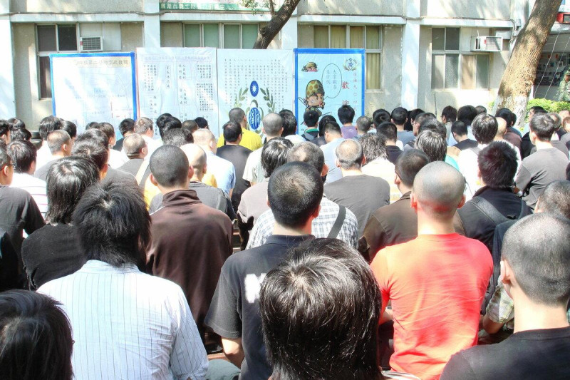 內政部今（13）天表示，在台原有戶籍的陸籍男子，依憲法仍負有服兵役義務，另據兩岸條例第9條之1規定，役男在大陸地區設有戶籍或領用大陸地區護照者，喪失台灣地區人民身分；但其因台灣地區人民身分所負的責任及義務，不因而喪失或免除。（示意圖）   圖：內政部提供