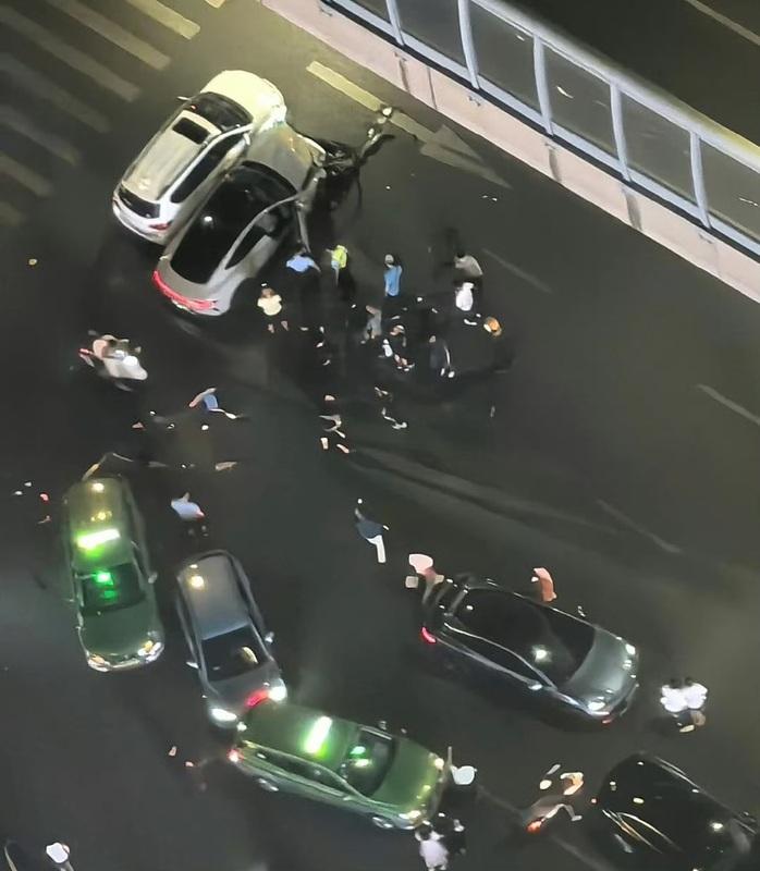 連環撞擊共造成8輛汽車、7輛電動自行車及1輛機車受損,所幸未造成死亡事件。 圖:翻攝自 微博