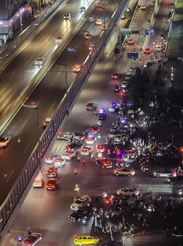 現場路口附近為熱鬧商圈,傍晚時分聚集行人與停車電動車量較大,當時突然聽到劇烈撞擊聲,瞬間場面混亂。 圖:翻攝自 微博 現場路口附近為熱鬧商圈,傍晚時分聚集行人與停車電動車量較大,當時突然聽到劇烈撞擊聲,瞬間場面混亂。 圖:翻攝自 微博