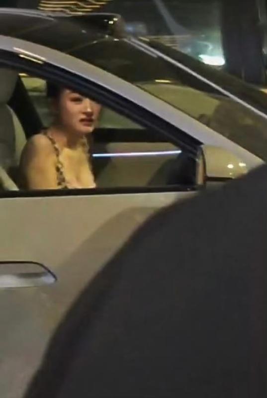 網友指出,實際上駕駛為一名中國女性實況主,但因駕駛技術不佳,導致事件發生,並非「獻忠」事件。 圖:翻攝自 微博