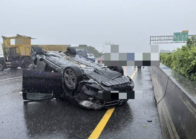 疑受大雨影響，國道1號中山高北上彰化路段13日上午發生車禍，施姓男子駕駛自小客車為閃避變換車道的車輛，失控自撞內側護欄後翻車。（警方提供）中央社記者吳哲豪傳真  114年6月13日   